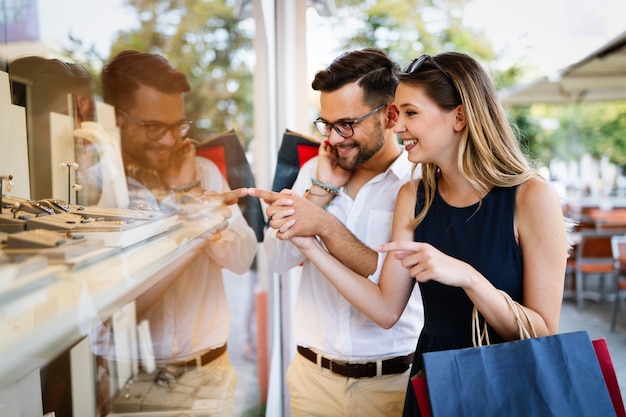 Consumismo, amor, citas, concepto de viaje. Feliz pareja disfrutando de compras divirtiéndose