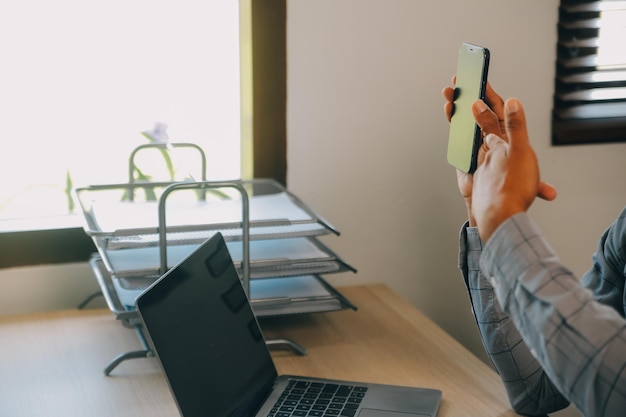 Foto contabilidad de financiamiento de empresas concepto bancario mujer de negocios haciendo finanzas y calcular sobre el costo de la inversión inmobiliaria y en otro sistema fiscal