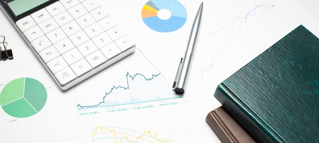 Contabilidad financiera con calculadora y datos contables sobre mesa de madera