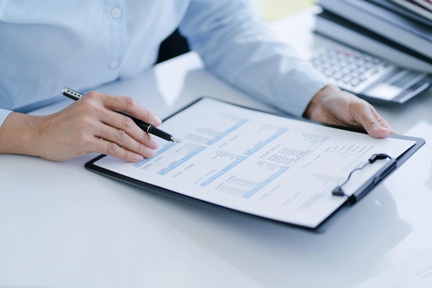 Contabilidade de pequenas empresas Mulher de negócios Contabilista verifica o crescimento dos negócios com calculadora Contabilidade