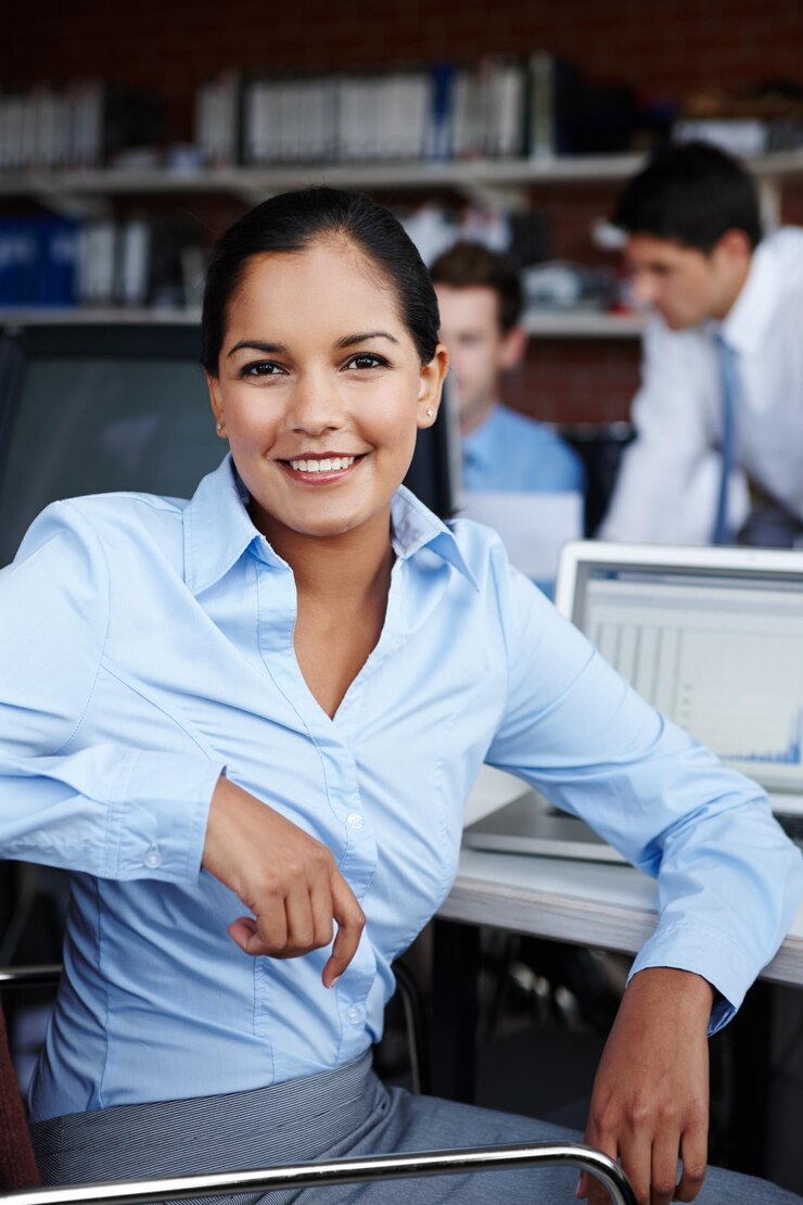 Foto contabilidade e finanças retrato com mulher na mesa no escritório do banco para administração ou investimento contabilidade laptop e sorriso com empregado feliz na mesa no local de trabalho para relatório de poupança
