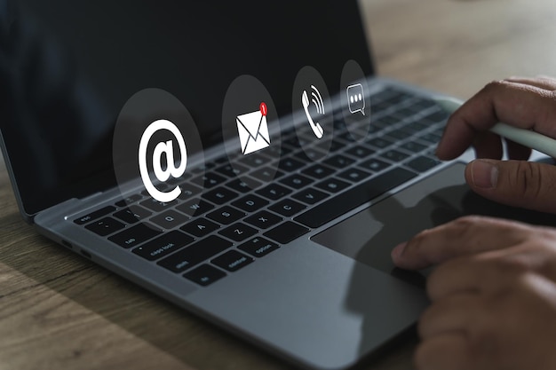 Contacte con nosotros Cerca el hombre que usa la computadora hablando con nosotros su escritorio de la oficina usando una computadora portátil red global de internet medios sociales