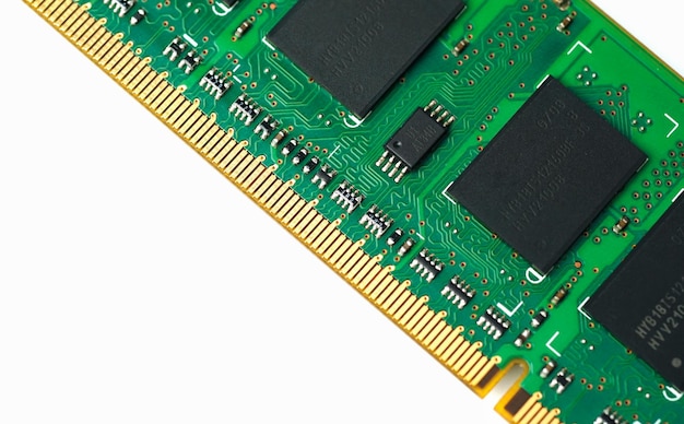 Contactos que conectan pistas y microchips de una computadora RAM Módulos de memoria de acceso aleatorio closeup