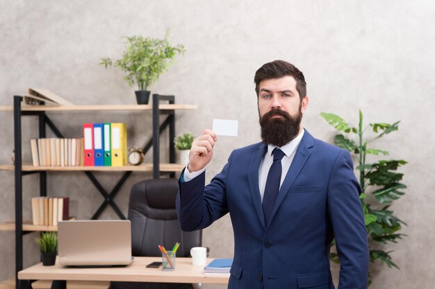 Contactos útiles Tarjeta de exhibición de gerente superior hipster barbudo Servicios bancarios para pequeñas empresas Diseño de tarjeta Llame ahora Soporte de traje formal de chico en la oficina Contador o banquero Empresario con tarjeta en blanco