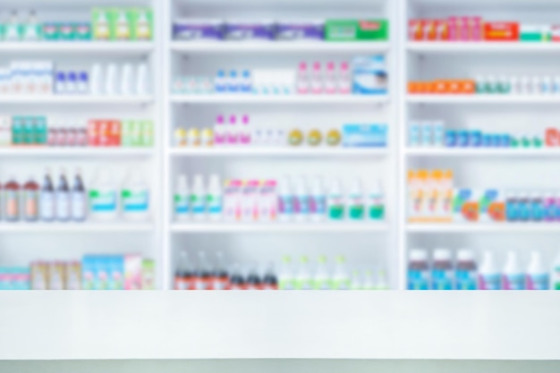 Contador blanco vacío con estantes de farmacia farmacia fondo borroso