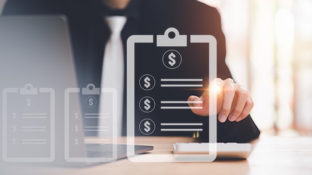 Contador calculando números en los documentos financieros de la empresa con una calculadoraAnálisis