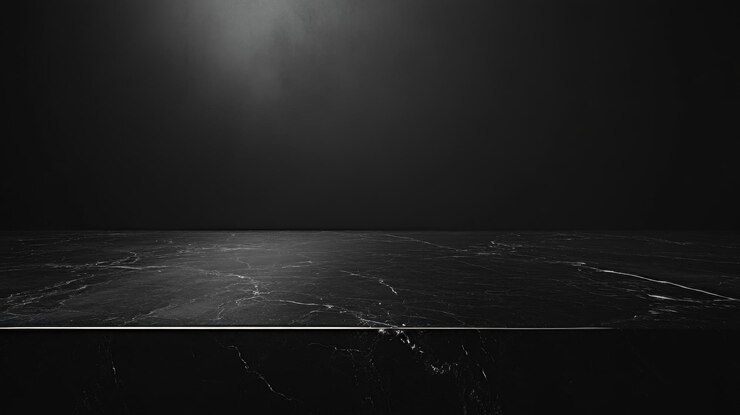 Foto contador de mármore preto vazio com uma parede preta fosca, criando um cenário dramático e elegante para produtos de luxo