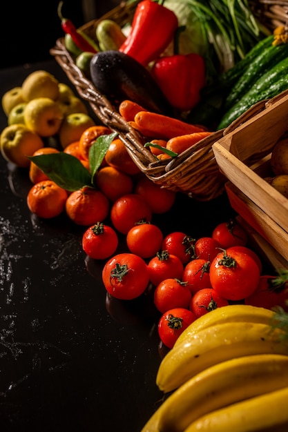 Contador de mercado de agricultor vegetal colorido vários vegetais saudáveis orgânicos frescos no supermercado h ...