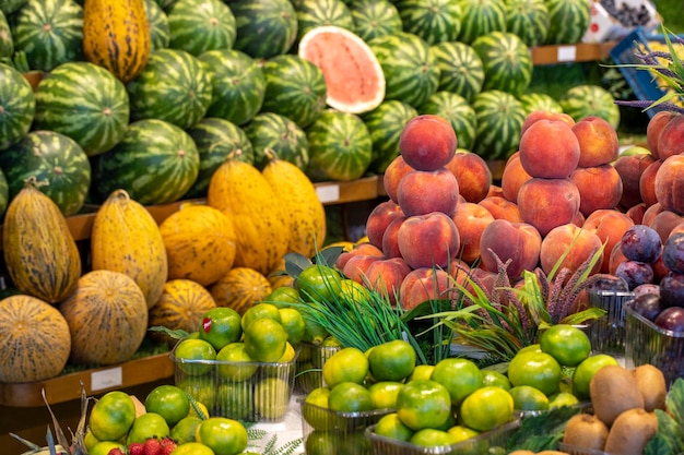 Contador de mercado de frutas e legumes Fresco, uma variedade de frutas está no balcão da loja