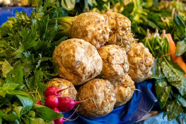 Contador de mercado de vegetais Fresco uma variedade de vegetais no balcão da loja