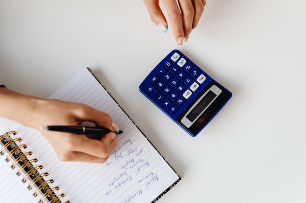 Contador de mulher usa calculadora e computador com caneta na mesa no escritório. finanças e contas