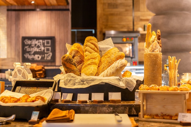 Foto contador de pão moderno com grandes produtos de padaria fresco.