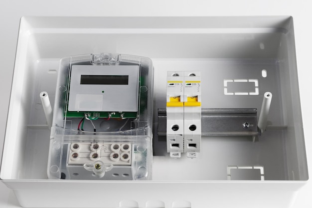 Contador de electricidad en un panel eléctrico de plástico