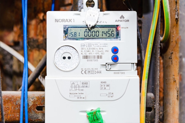 Un contador eléctrico inteligente doméstico Pantalla LCD verdeConcepto para las facturas de energía Aumento del precio Inflación costo de la vida y lectura del contador Foco selectivoTelsiaiLituania03112022