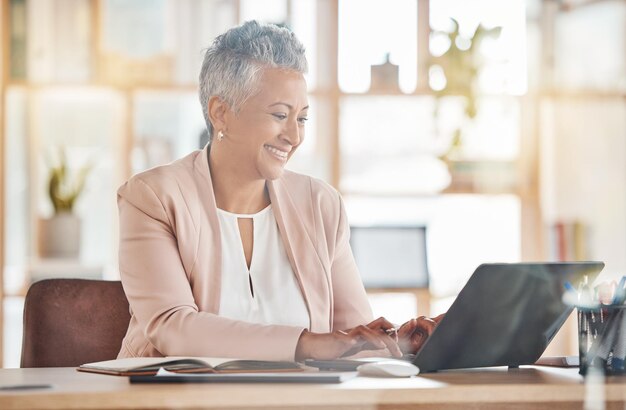 Foto contador feliz ou mulher no laptop pesquisam imposto de estratégia financeira ou revisão de auditoria para crescimento da empresa no escritório zoom financeiro ou consultor para investimento no mercado de ações, orçamento ou planejamento de hipoteca