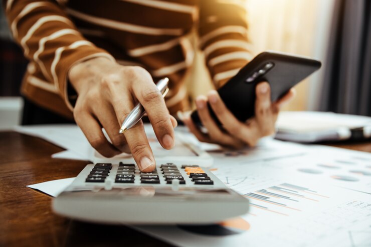Foto contador feminino ou banqueiro fazendo o cálculo do conceito de banca de finanças e economia.