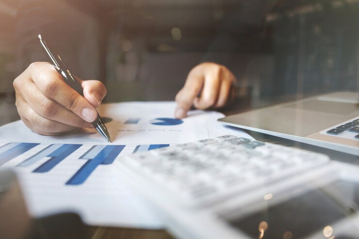 contador / inspector financiero cálculo en la inversión de datos con documentos y portátil en la oficina oscura habitación