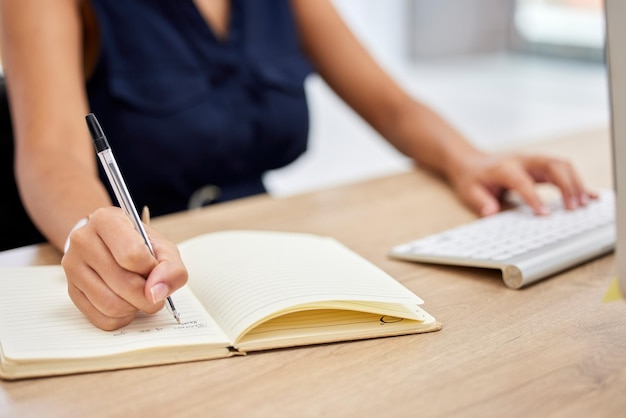 Contador de manos o mujer escribiendo en un cuaderno para estrategia financiera o revisión de auditoría fiscal de crecimiento de la empresa en la oficina Teclado financiero o asesor para el presupuesto de inversión bursátil o planificación hipotecaria