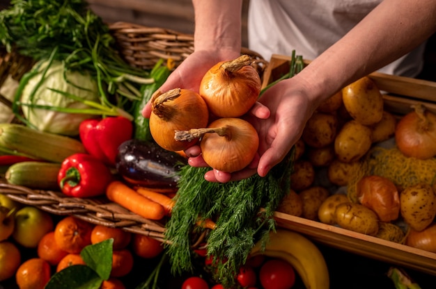 Contador de mercado de agricultores de vegetales coloridos diversos vegetales orgánicos frescos saludables en el concepto de comida natural saludable de la tienda de comestibles