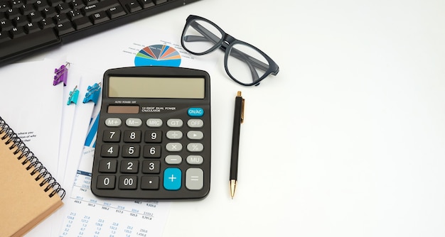 Contador de negocios trabajando con documentos y calculadora en el escritorio de oficina blanco, vista superior