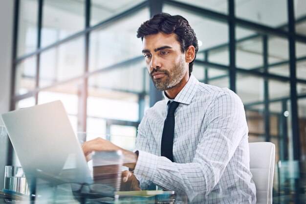 Contador pensante o hombre de negocios en una computadora portátil para investigación de inversiones, planificación financiera o análisis de datos Enfoque corporativo o empresario con tecnología para búsqueda o análisis de economía de red global