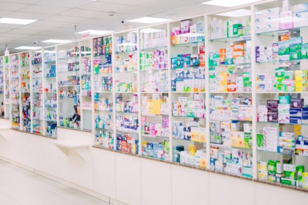 Foto contador tienda mesa farmacia fondo estante borroso desenfoque foco droga médico tienda farmacia medicamento en blanco medicina farmacia.