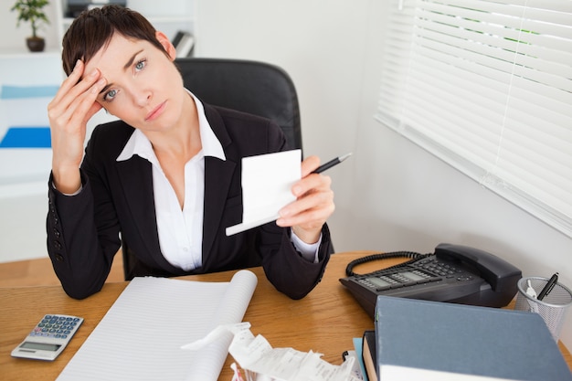 Contadora mujer comprobando recibos