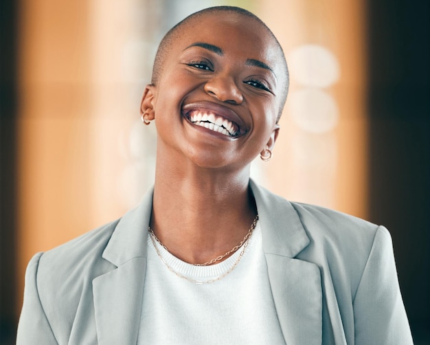 Contadora de retratos y mujer negra feliz para los negocios en la oficina de la empresa Sonrisa facial y empresaria profesional y auditora de Sudáfrica con orgullo por su trabajo profesional y mentalidad de éxito