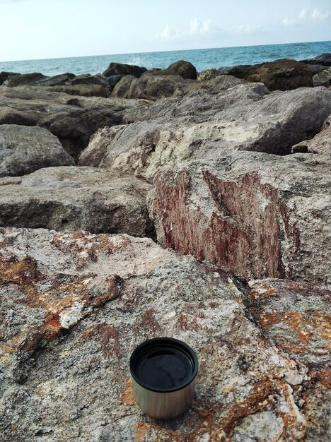 Foto container auf felsen gegen das meer