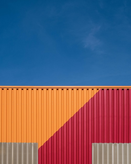 Container de carga contra o céu azul