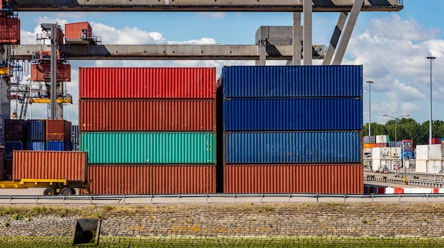 Container im Hafen von Rotterdam Niederlande Logistikunternehmen Frachtbeladung Entladen