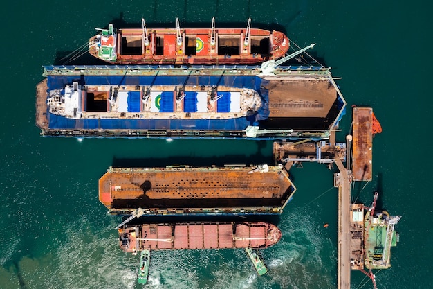 Container-Ölschiff aus der Luft von oben in der Werft für Reparatur und Wartung im grünen Meer