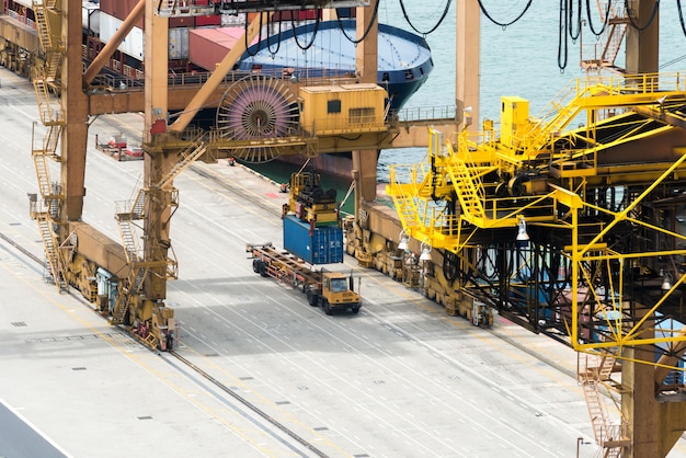 Containerfrachtgüterschiff mit Arbeitskranladenbrücke in der Werft