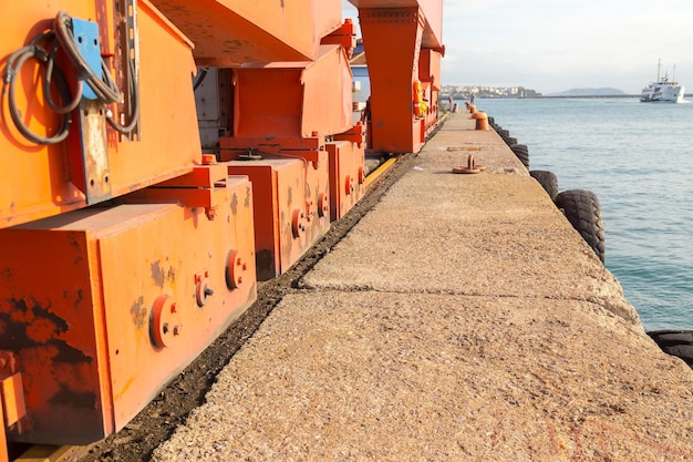 Containerladekran im Seehafen