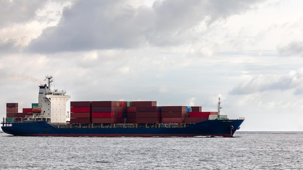 Containerladung Logistik Schiff Einfuhr Ausfuhr