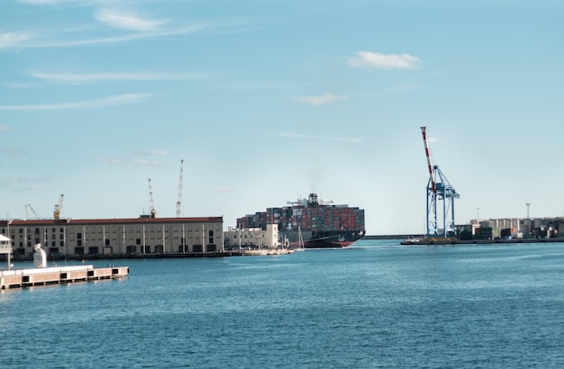 Foto containerschiff an der anlegestelle gegen den himmel