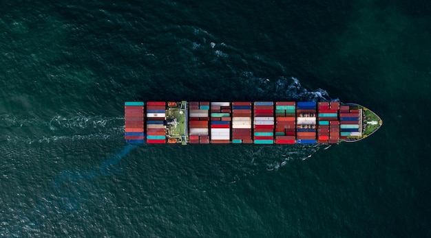 Containerschiff aus der Luft auf offener See Globales Unternehmen Logistikindustrie Handel Import Export Logistik Transport Übersee weltweit Schiff der Frachtschifffahrtsgesellschaft