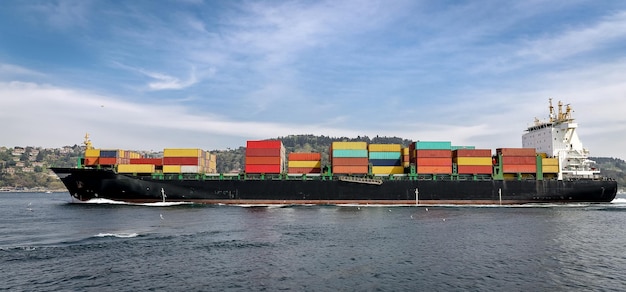 Containerschiff, das Waren transportiert