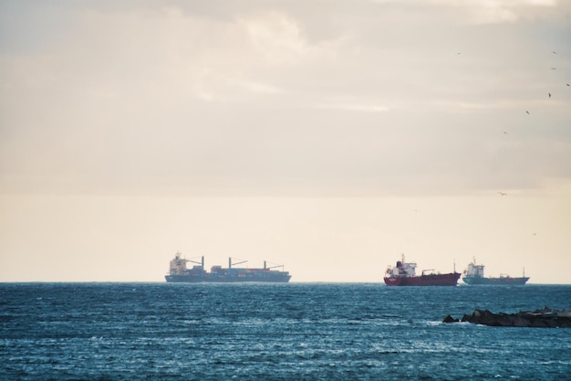 Foto containerschiff fährt auf see gegen den himmel