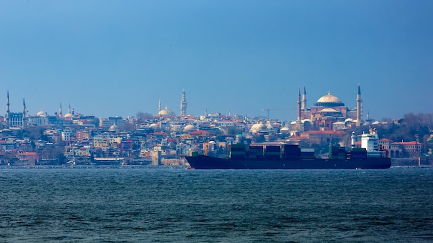 Containerschiff im Bosporus mit im Hintergrund Hagia Sophia Istanbul Türkei