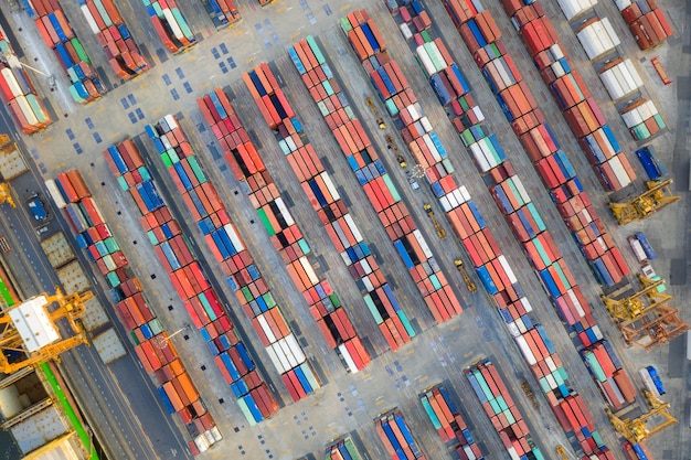 Containerschiff im Export- und Importgeschäft Logistik und Transport