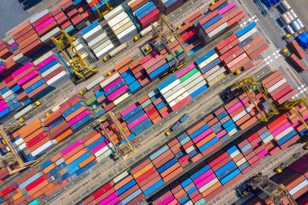 Containerschiff im Export- und Importgeschäft und Logistik Versand von Fracht zum Hafen mit Kran