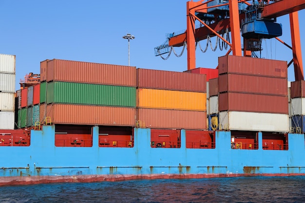 Foto containerschiff im hafen