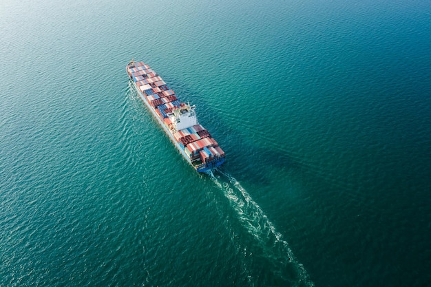 Containerschiff mit Frachtlogistik und Transport per Containerschiff auf offener See Luftbild für Import- und Exportgeschäfte