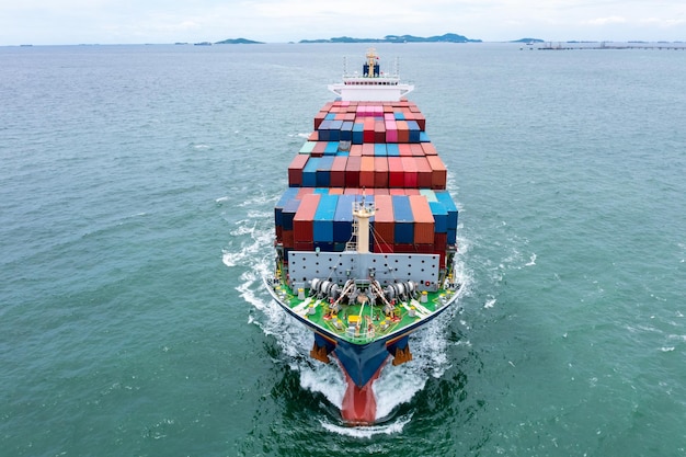 Containerschiff mit Luftvorderansicht, das Frachtcontainer importiert und exportiert