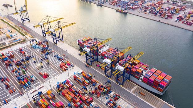 Containerschiffladen und -entladen im Tiefseehafen