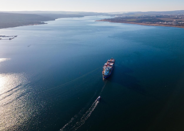 Containerschiffsversand oder Transportkonzepthintergrund aus der Luft von oben