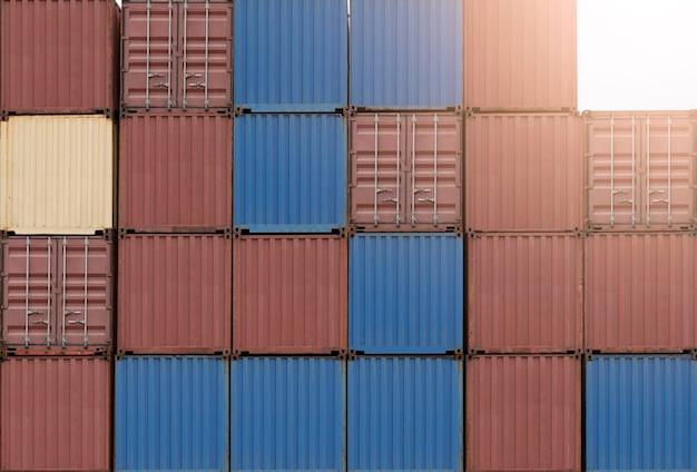 Containerstapel in einem Hafenimport-Exportkonzept