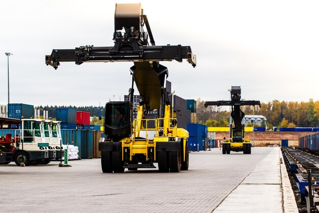 Containerstapler Gabelstapler im Versandhof Logistikhof für Industriecontainer Logistik-Import-Export-Konzept
