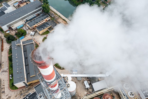 Contaminación del aire con humo de primer plano de una chimenea. Zona industrial de la ciudad, vista desde arriba
